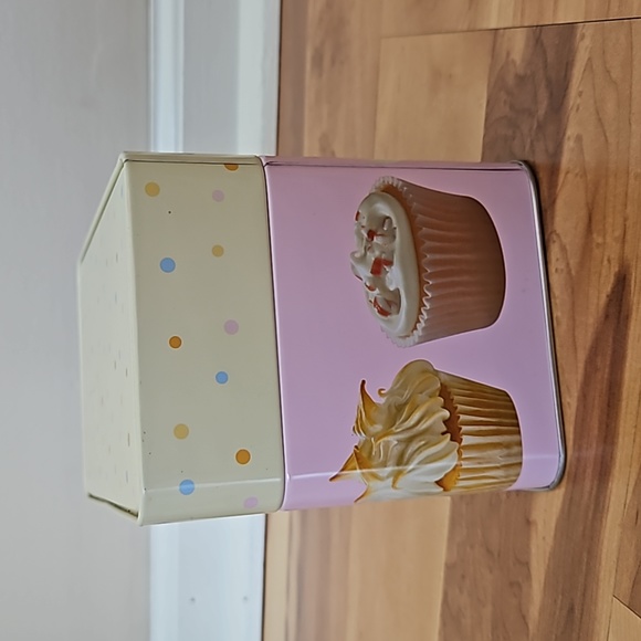 Cupcakes Recipe Box with 100 Recipes - Picture 2 of 5